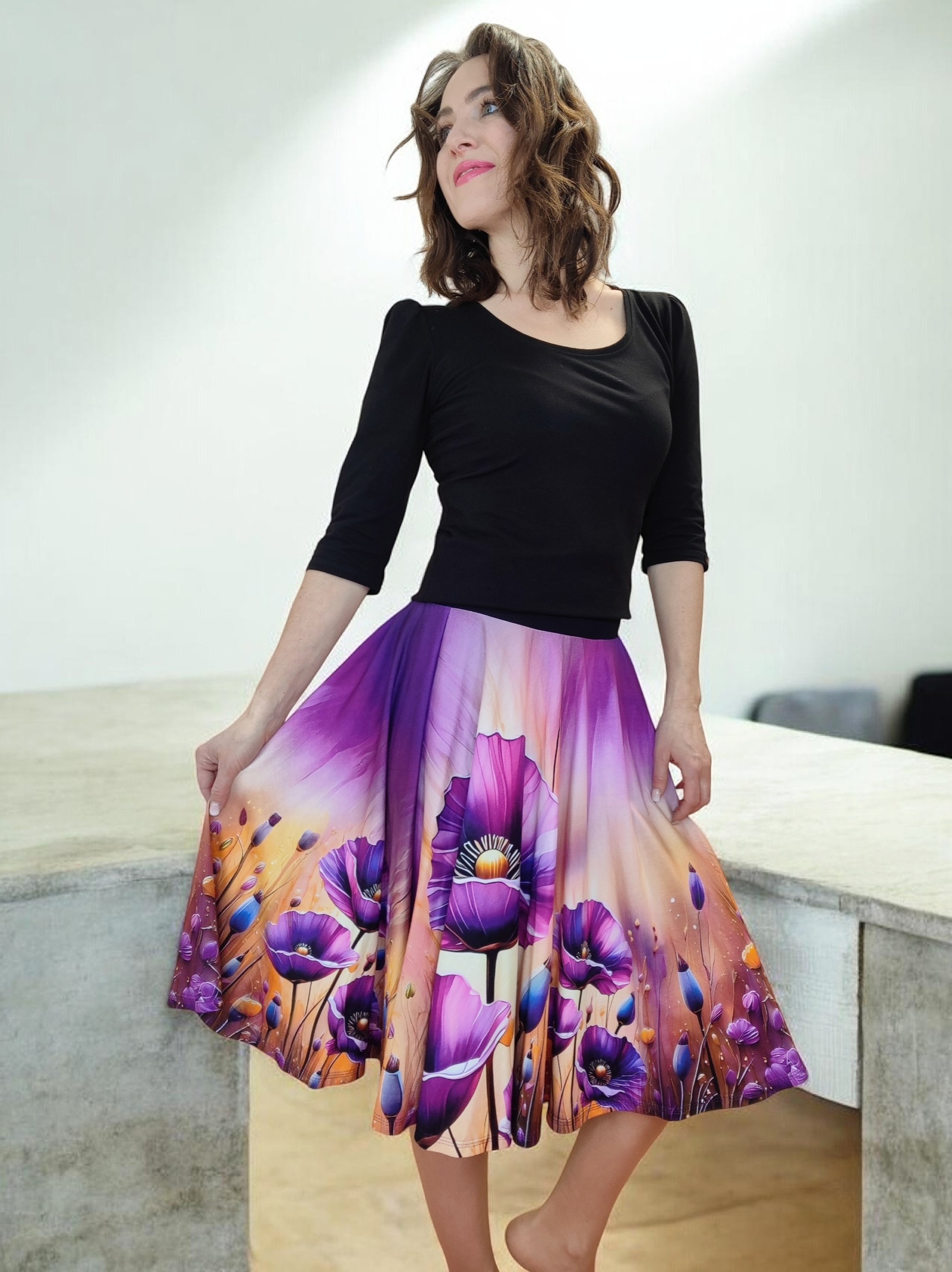 Kolová fialová sukně s květinovým vzorem